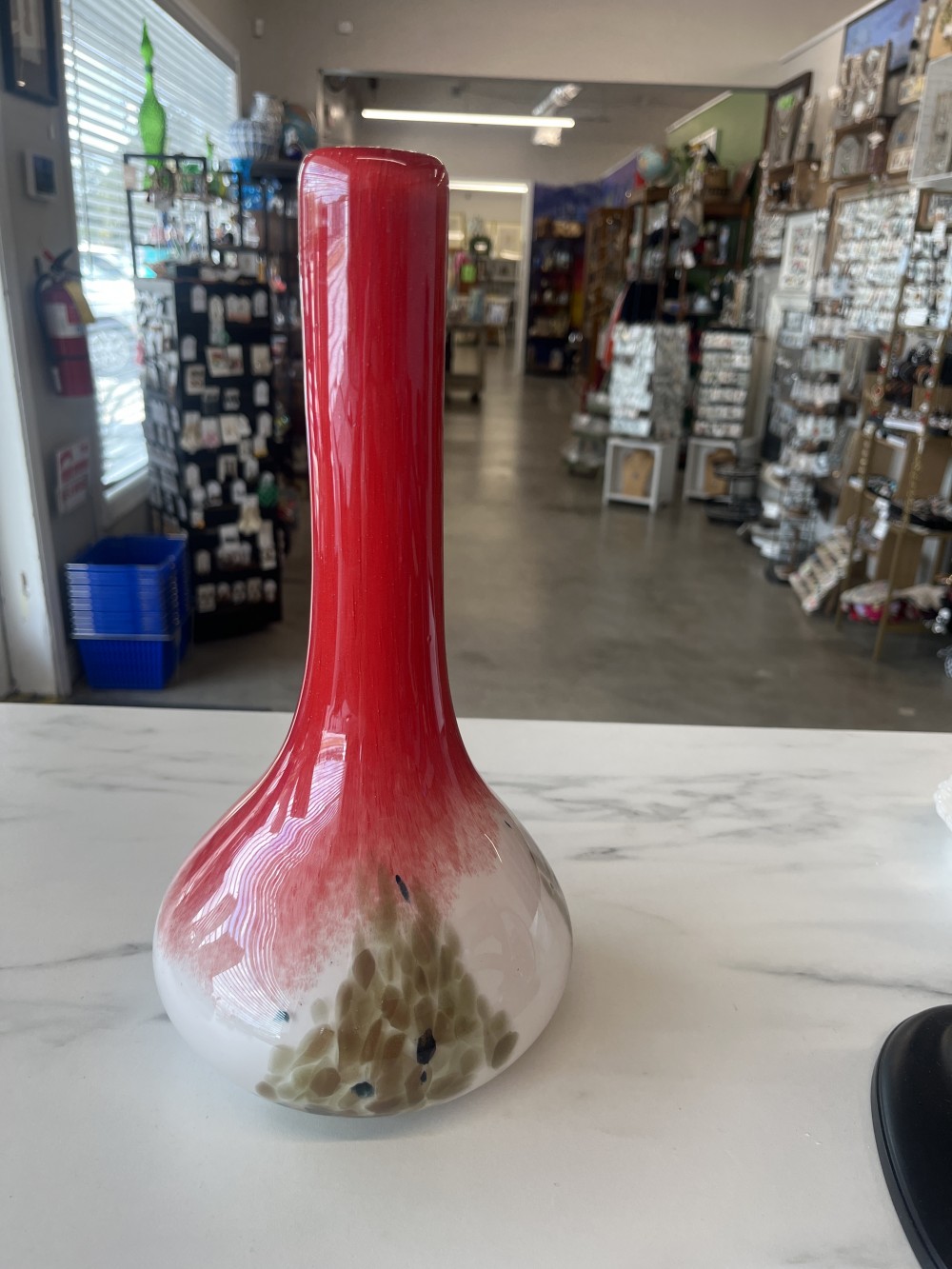 Red and white splatter art glass