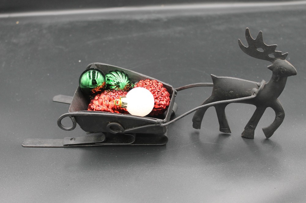 Metal reindeer/sleigh candle holder w/ornaments