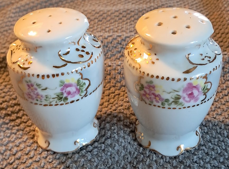 Dorothy Sarber Porcelain S/P Shakers
