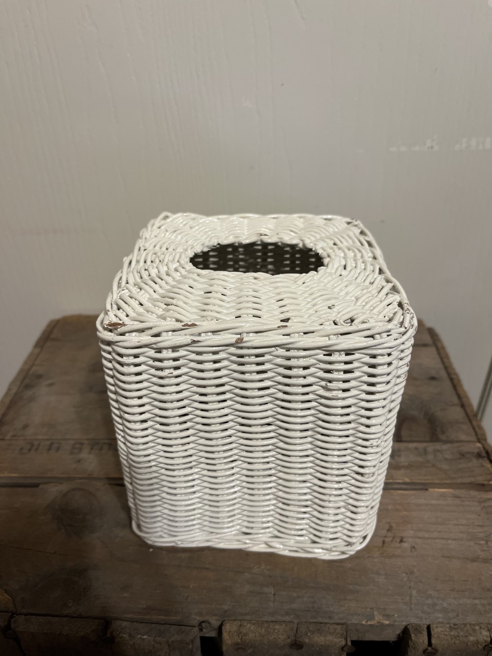 Vtg white wicker tissue box cover