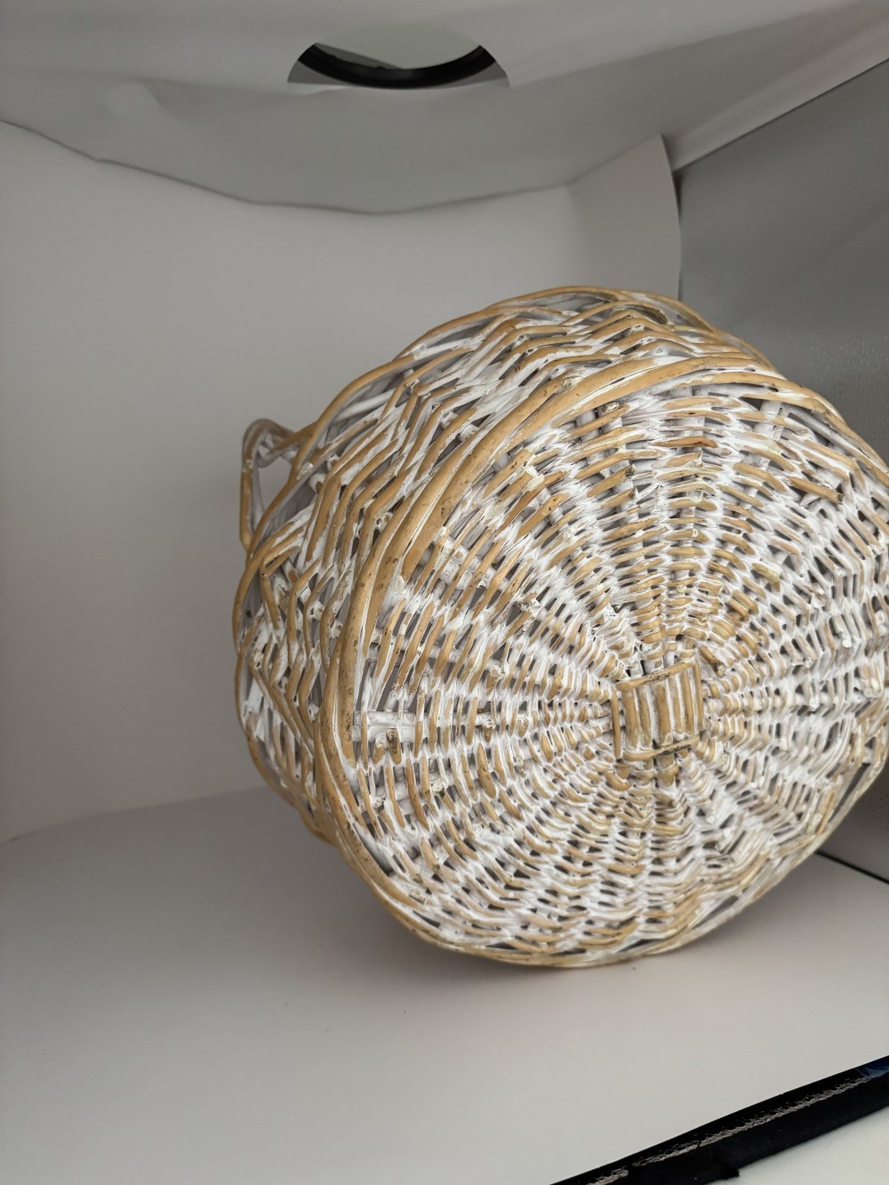 BASKET, ROUND WITH HANDLE DISTRESSED WHITE/NATURAL