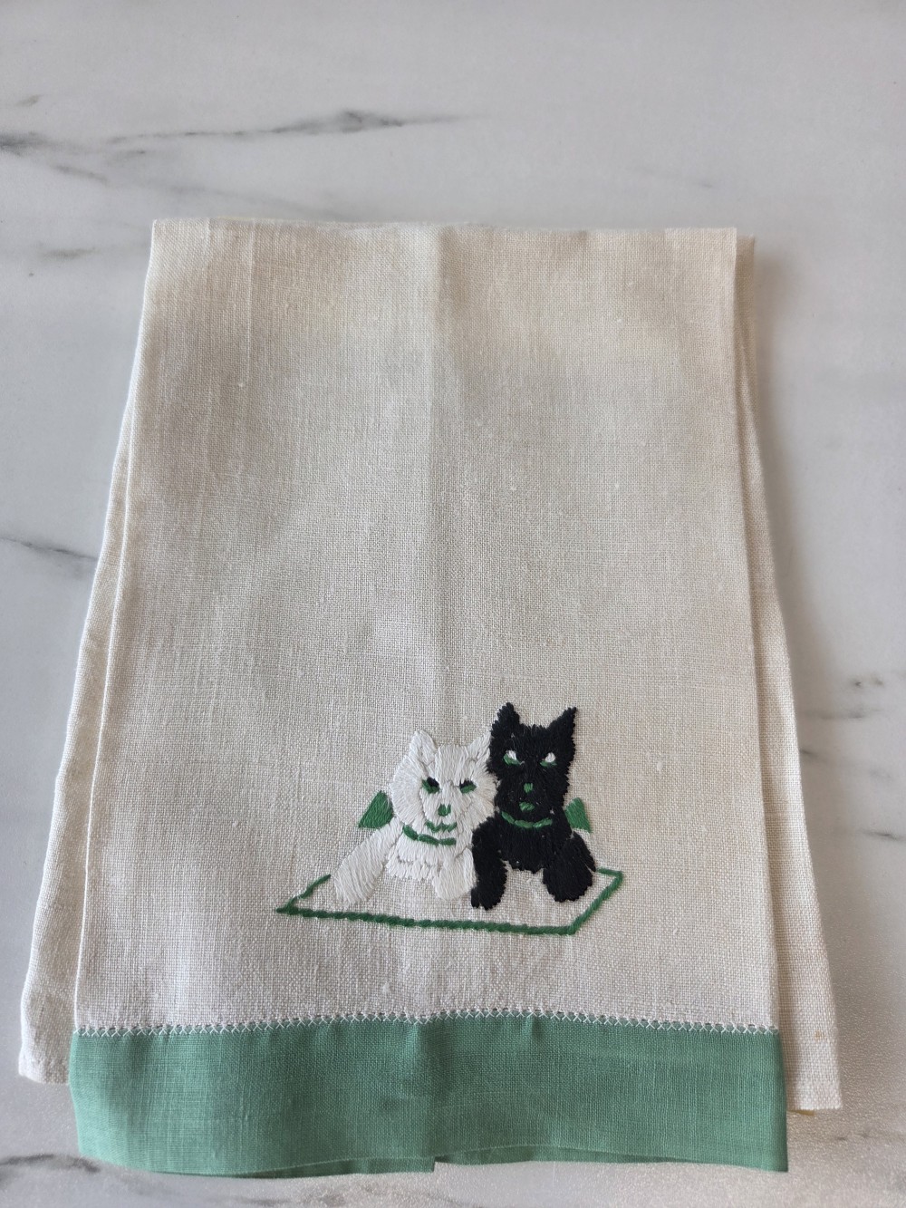 LN-1671 ivory & green  hand towel w/dogs
