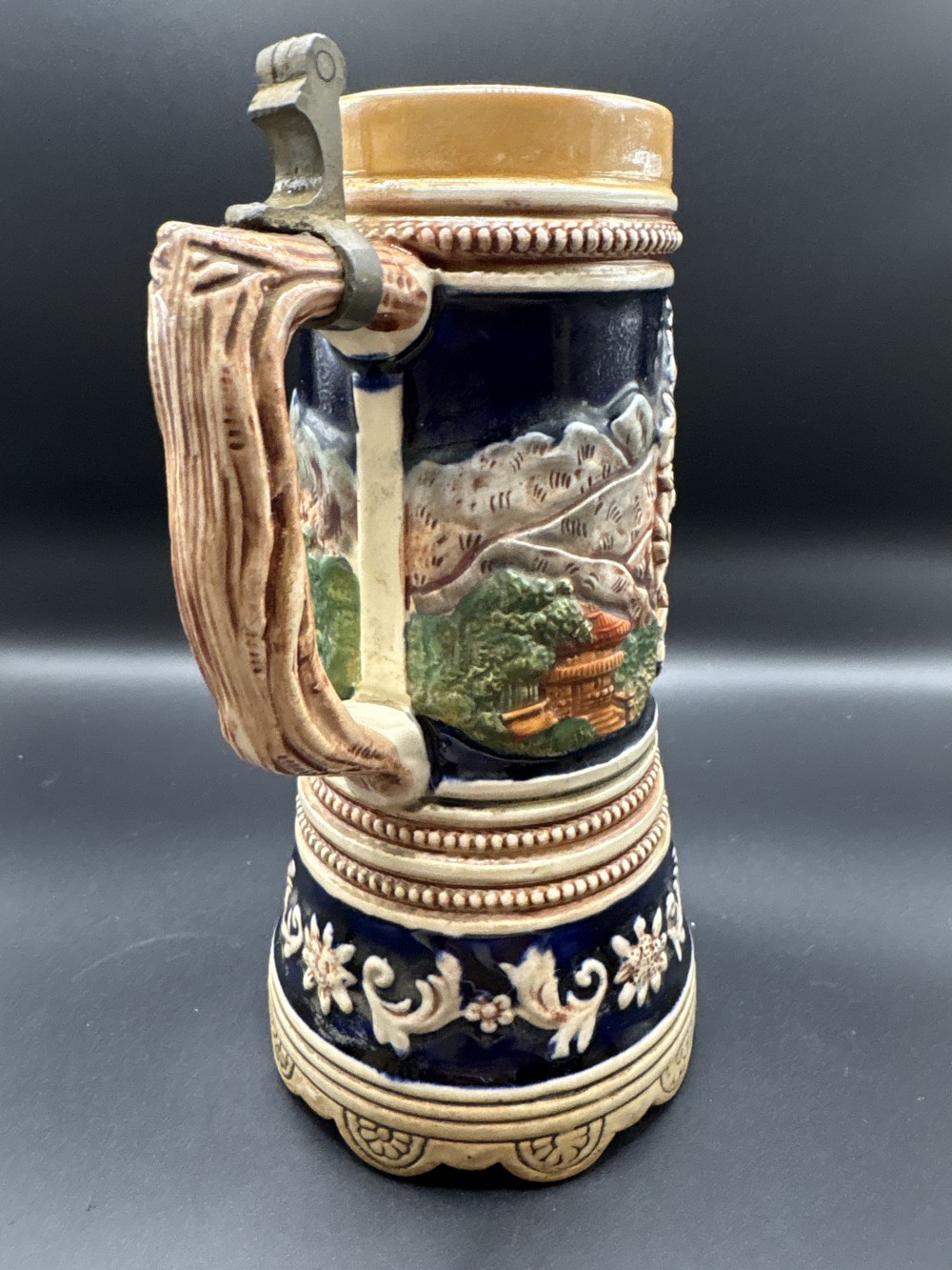 Hoehr German Style Relief Beer Stein 1/4 L ~7.5 in H