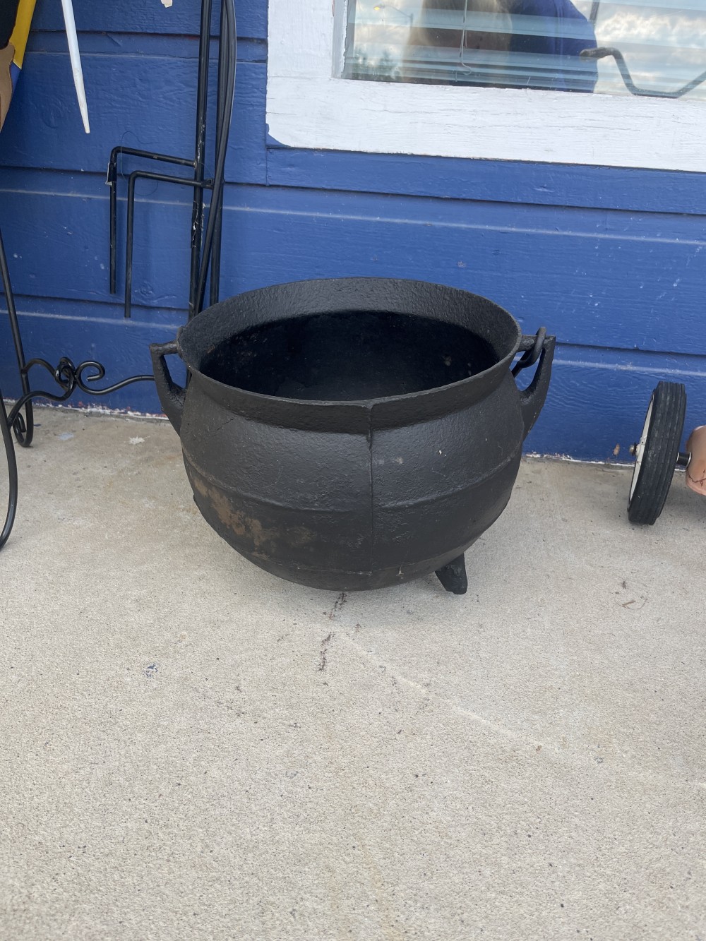 Cast iron cauldron