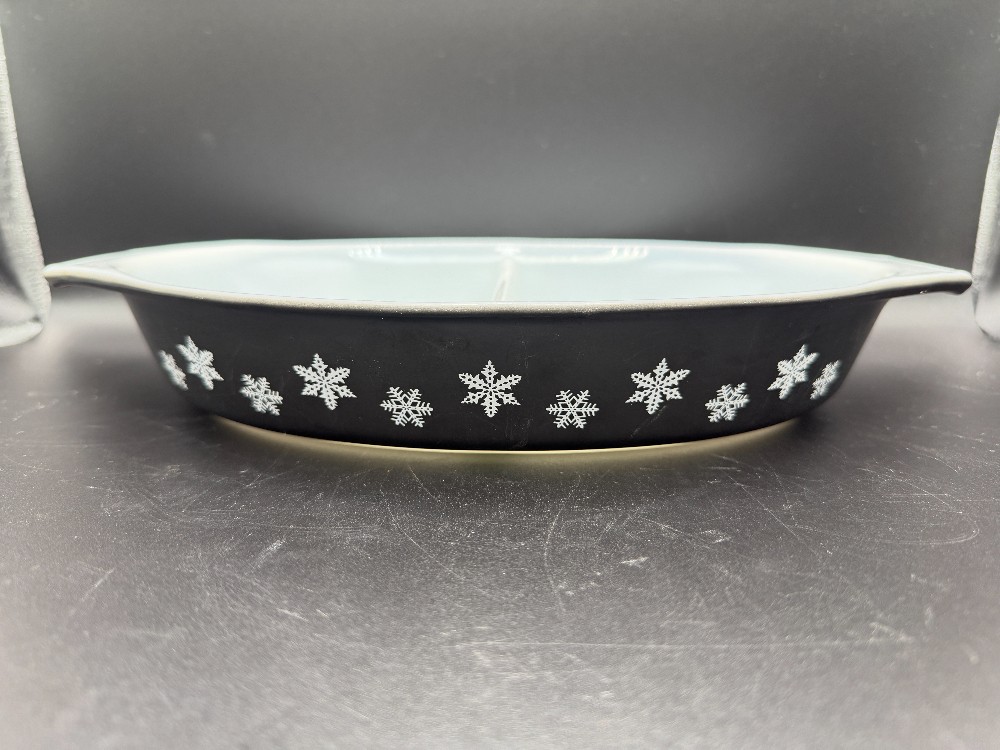 Pyrex Snowflake Divided Dish 1 1/2 qt