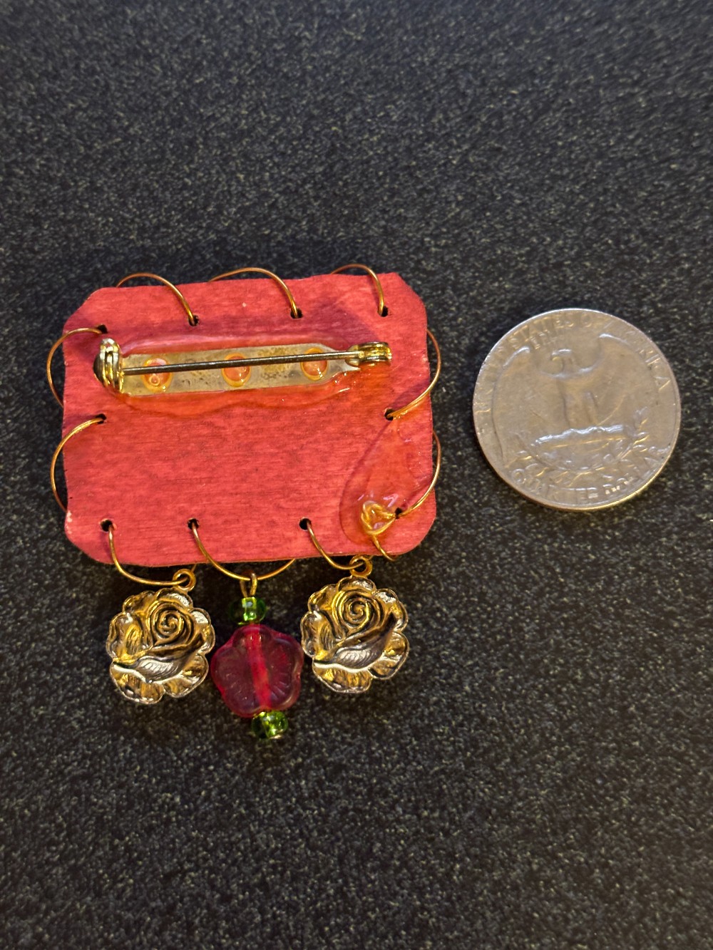 Jewelry pin wood flower border w/dangling gold tone roses & beads