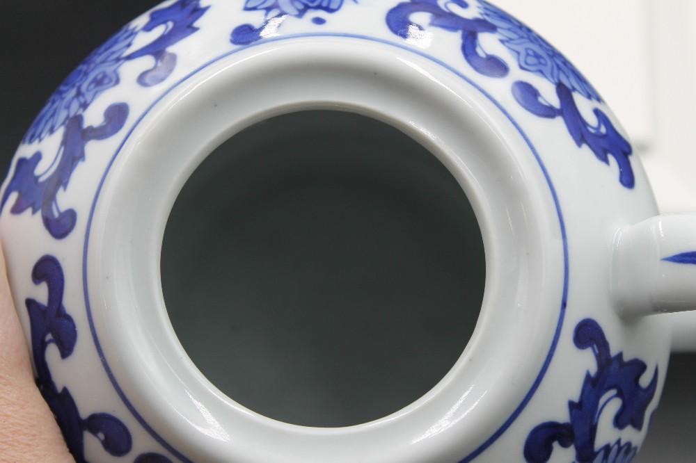 Vtg Chinoiserie-style teapot