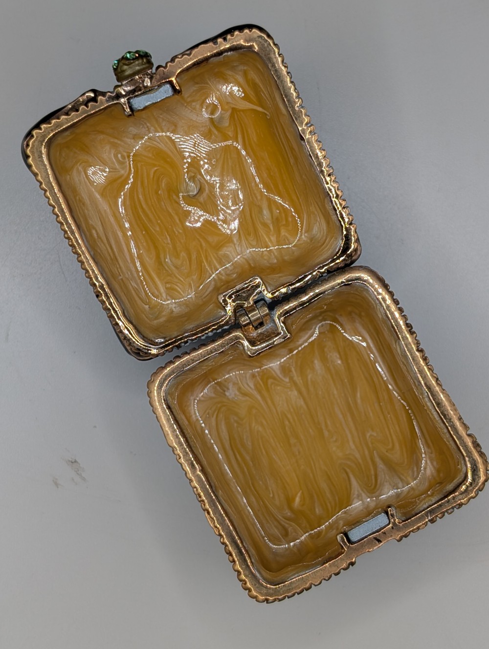 Frog trinket/pill box