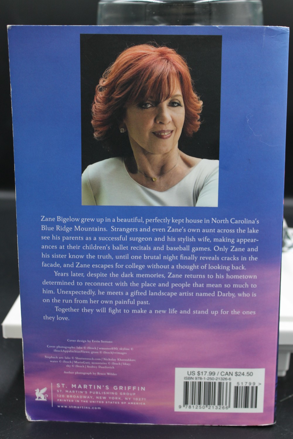 Paperback UNDER CURRENTS by Nora Roberts