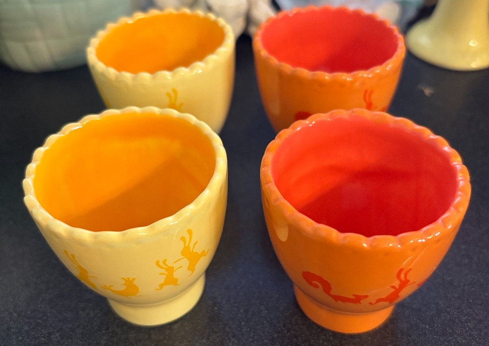 Set of 6 World Market egg cups 4 yellow & 2 orange