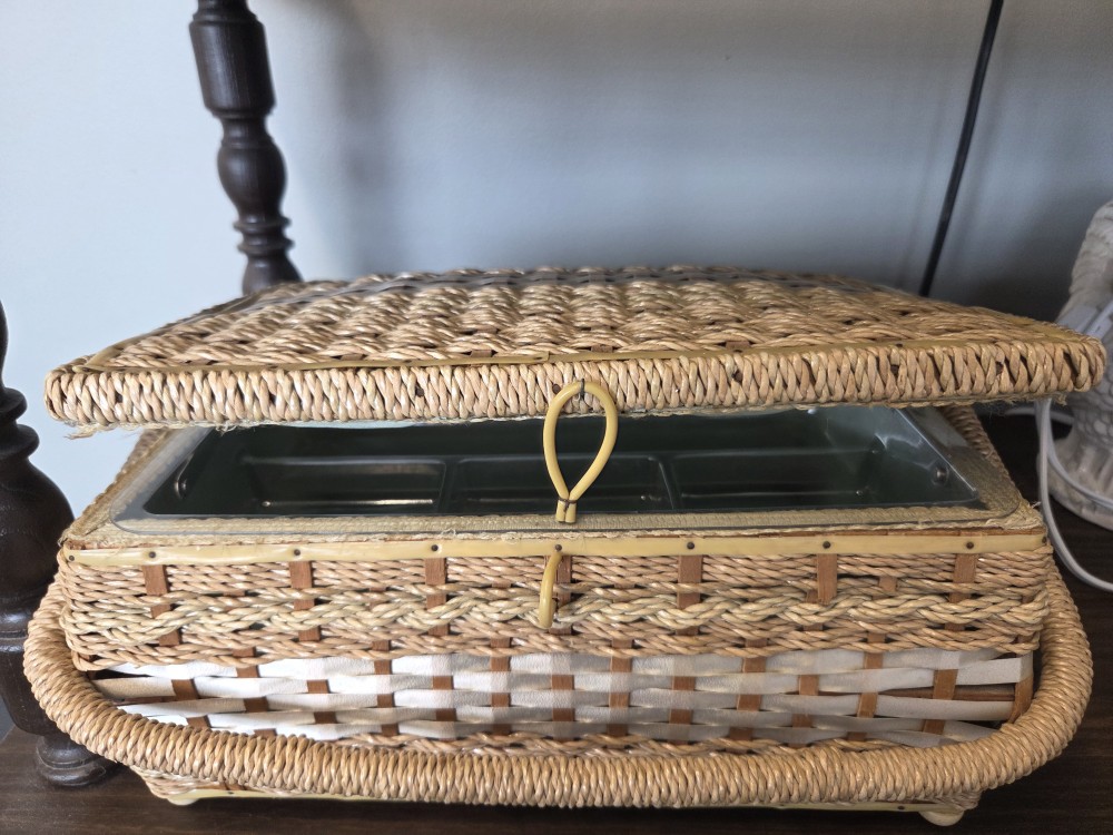 DO-1678 vintage green  sewing basket