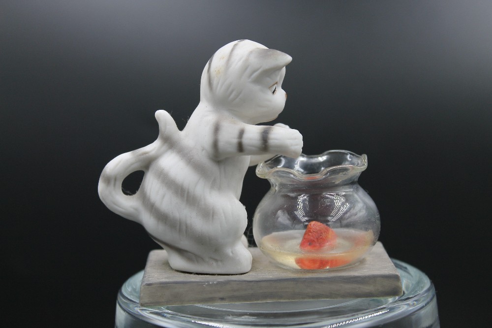 Curious Cat/fishbowl figurine