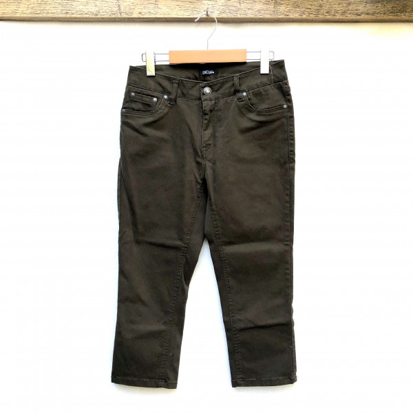 dark green capri pants