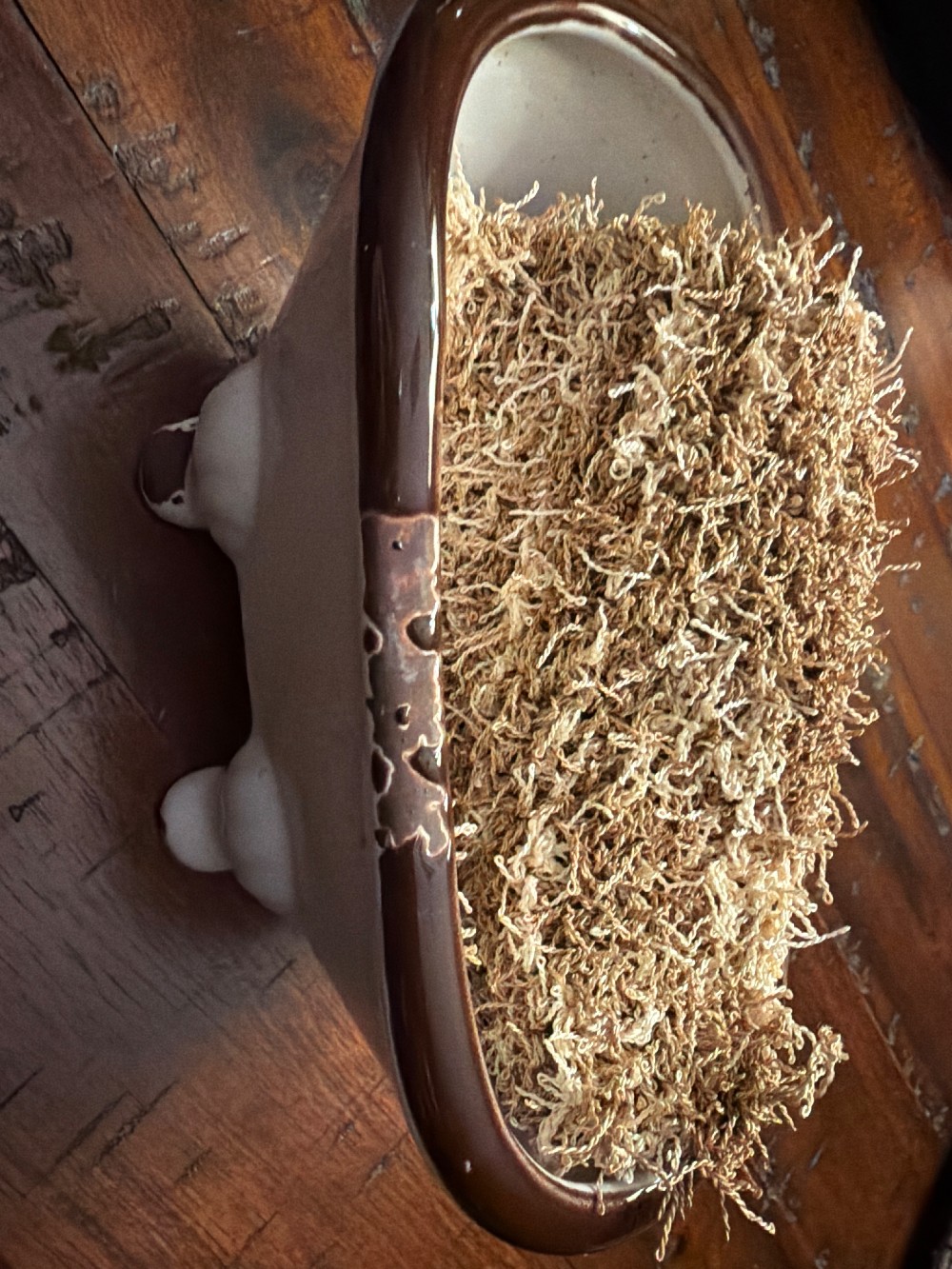 Faucet and tub soap, dishes