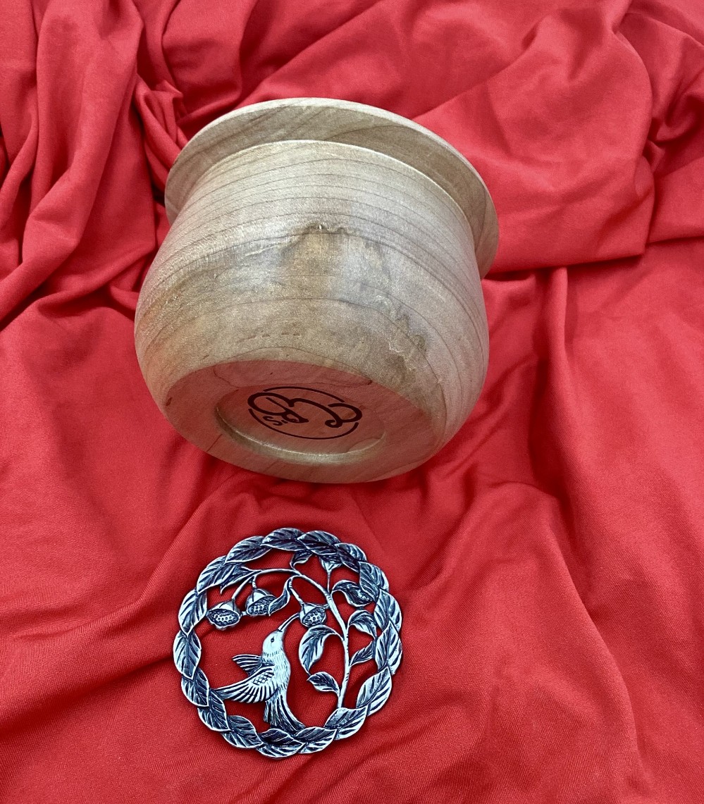 Nature’s Elegance: Wooden Potpourri Dish with Hummingbird Lid