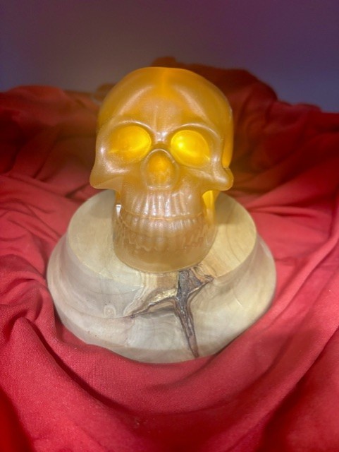 Amber Glow Skull Light – Handcrafted Illuminated Décor