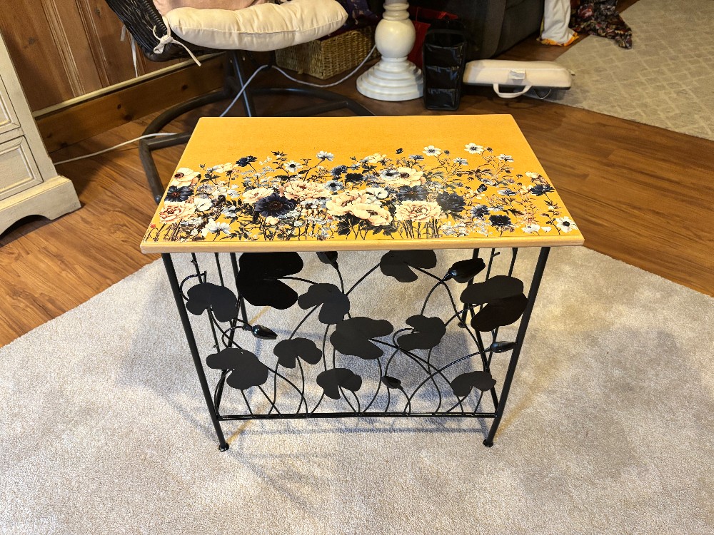 Floral sidetable