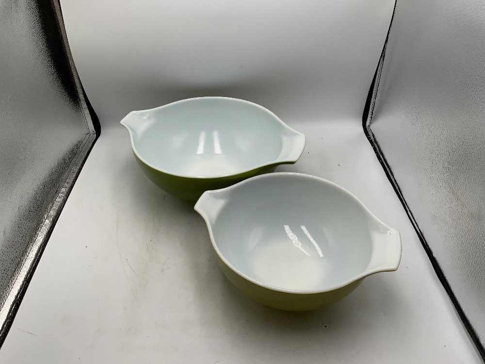 Pyrex SET of 2 Bowls