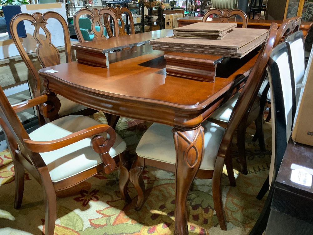 Table with 8 Chairs and 2 Leafs