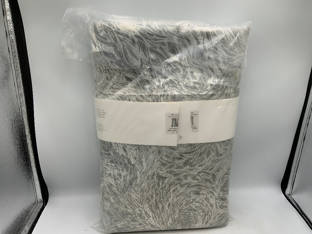 NEW Table Cloth 70 x 144