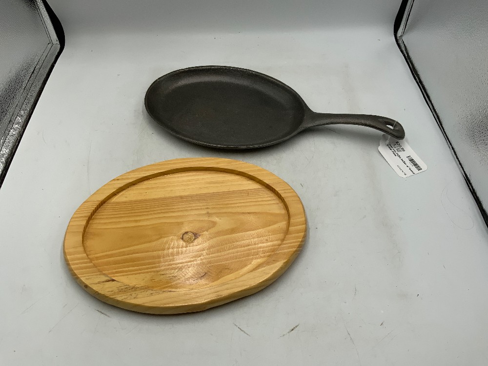 Cast Iron Fajita Skillet w/ Wood Under Plate