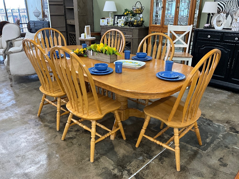 Oak Table w/ 6 Chairs & 2 Leaves