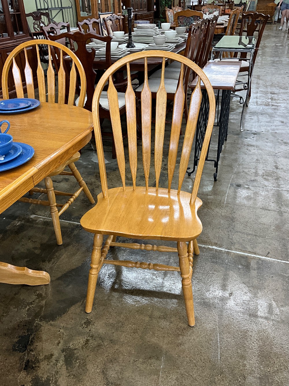 Oak Table w/ 6 Chairs & 2 Leaves