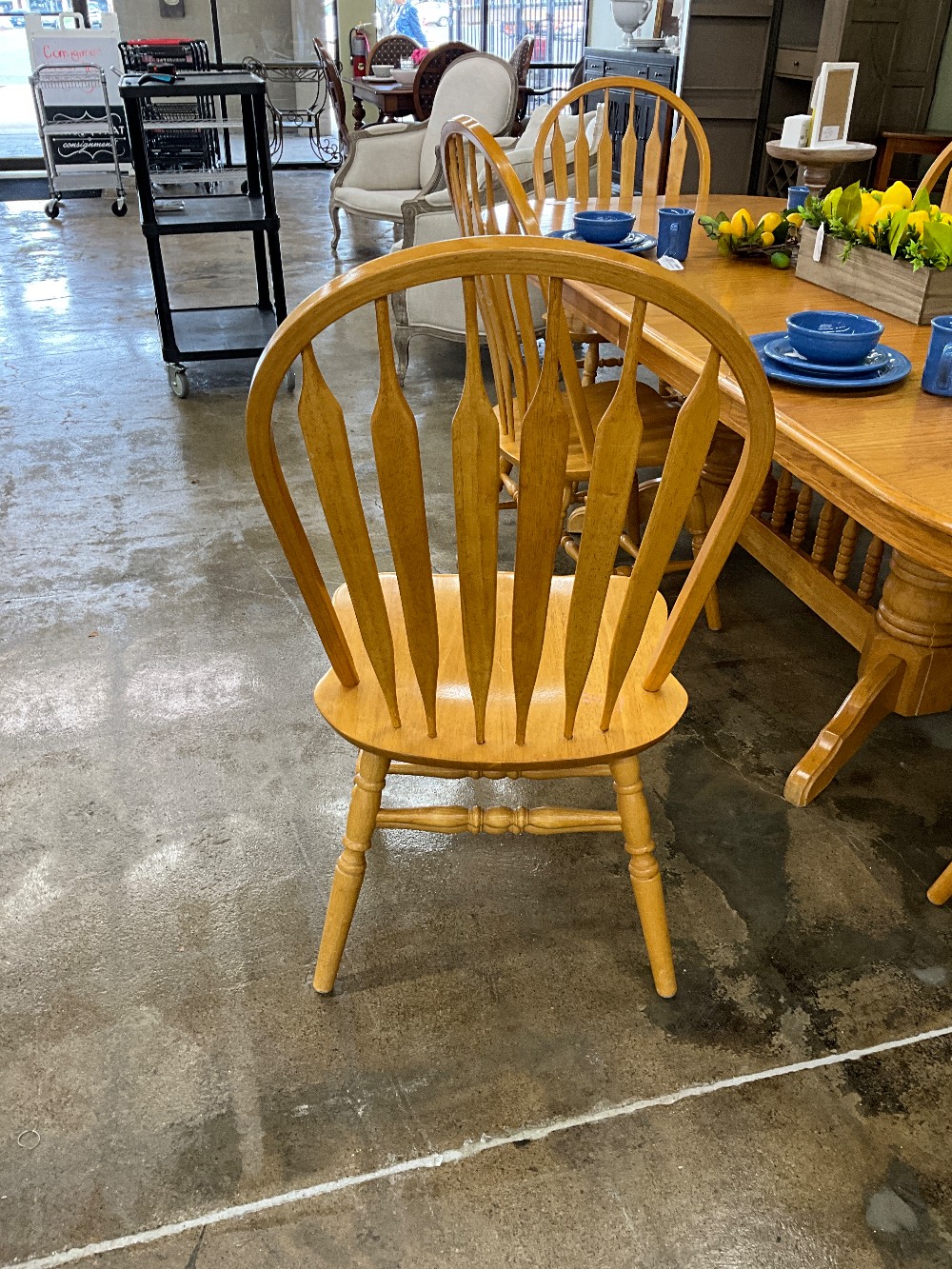 Oak Table w/ 6 Chairs & 2 Leaves