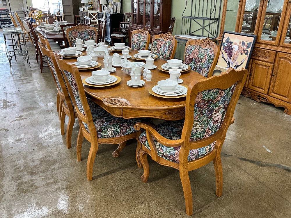 Oak Double Pedestal Table w/ 8 Chairs & 2 Leaves