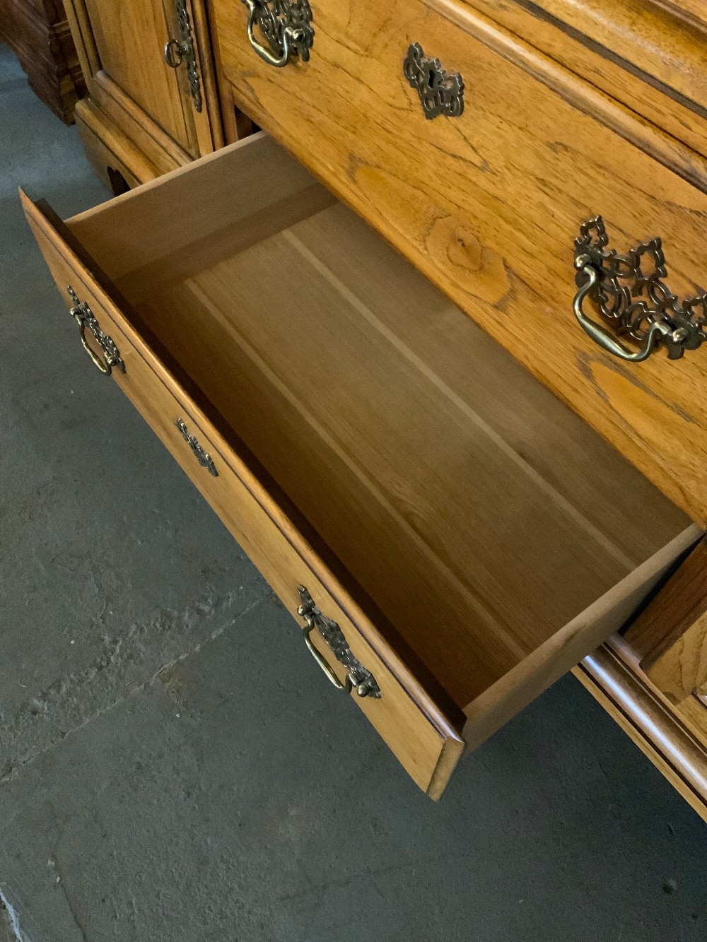 Thomasville 2pc China Hutch