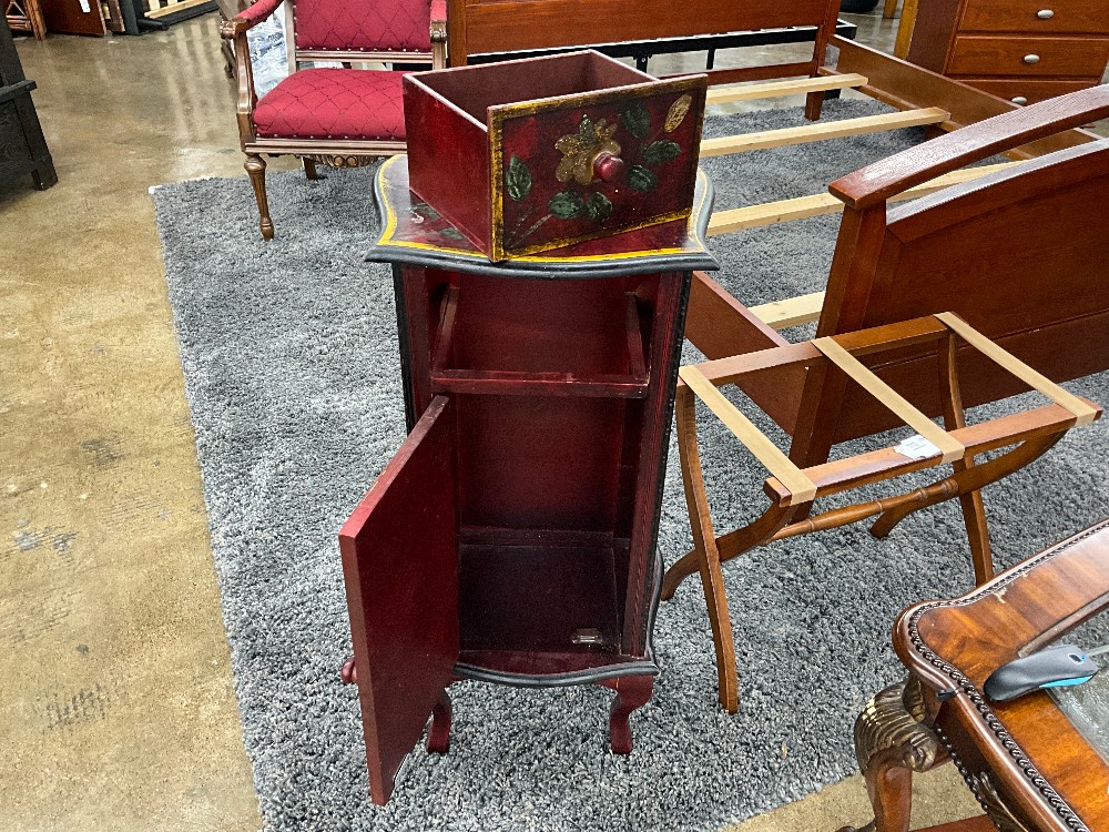 Red Floral Sm Accent Chest