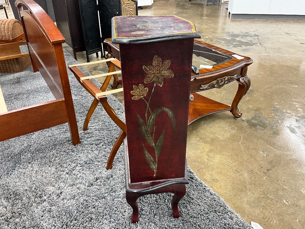 Red Floral Sm Accent Chest