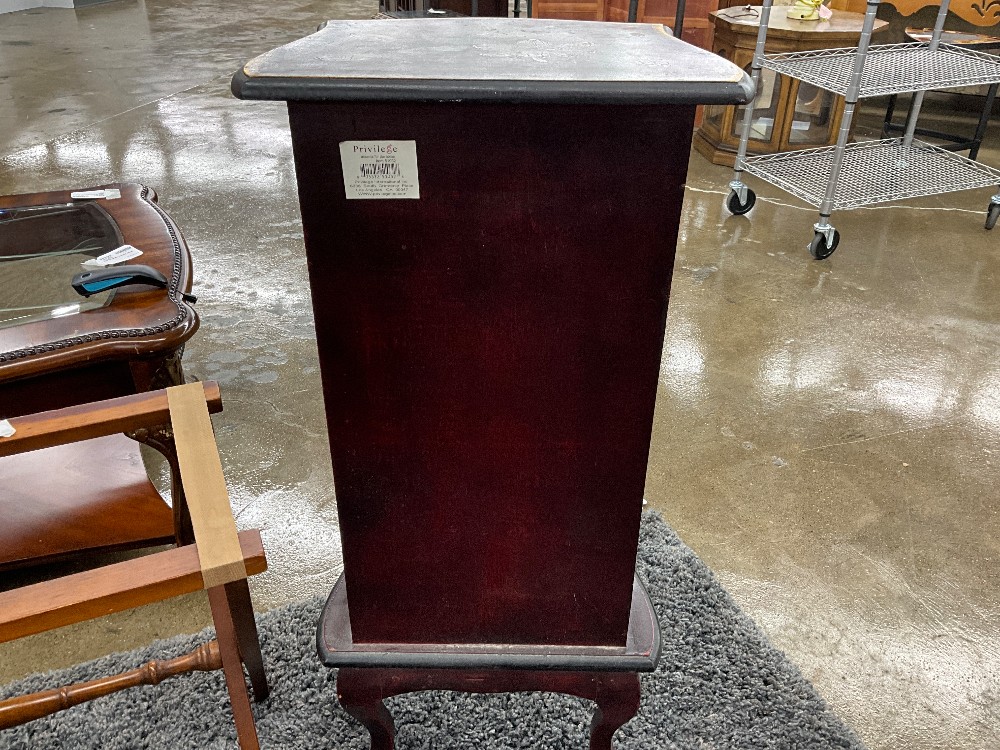 Red Floral Sm Accent Chest