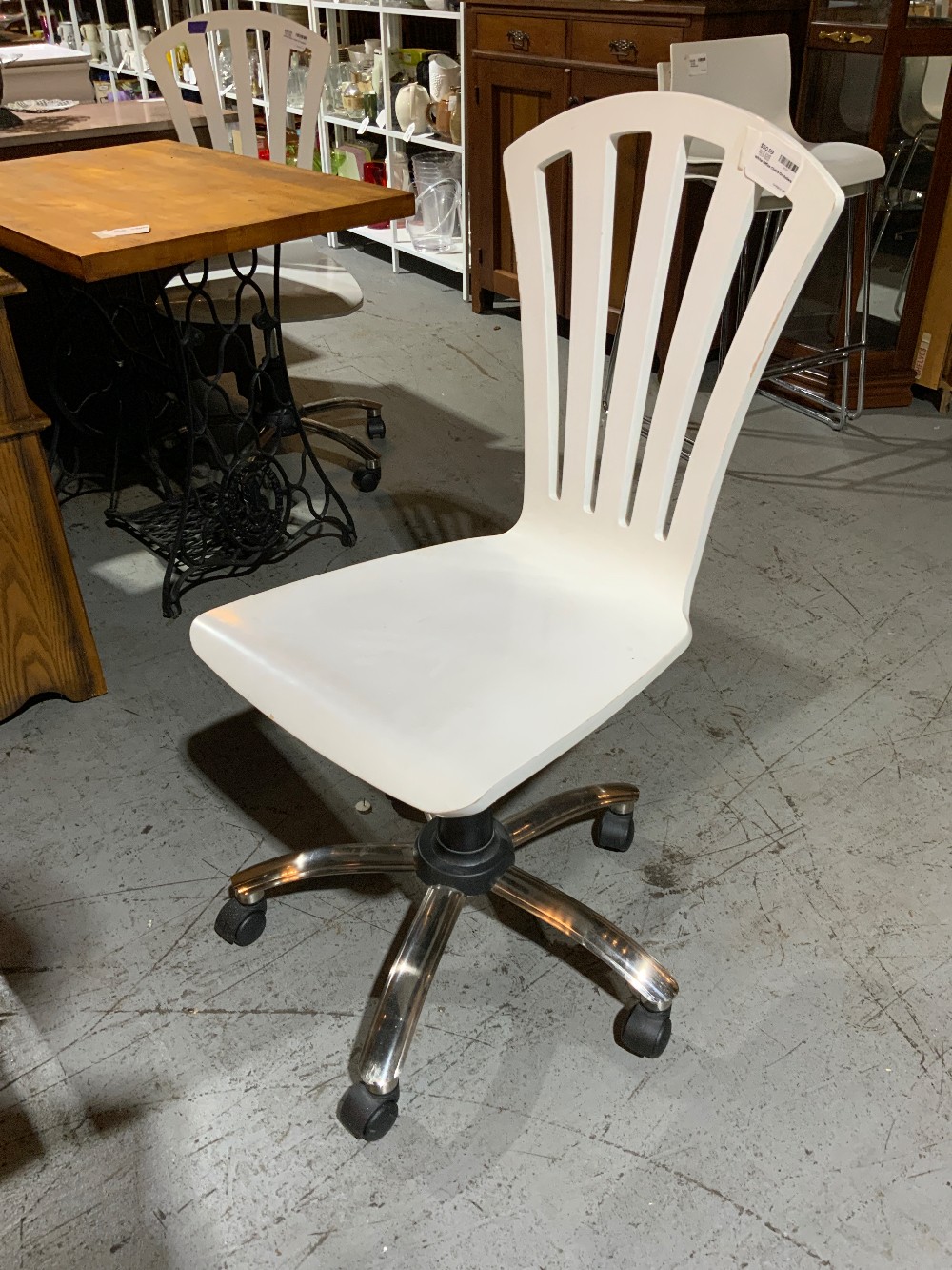White Office Chairs On Rollers