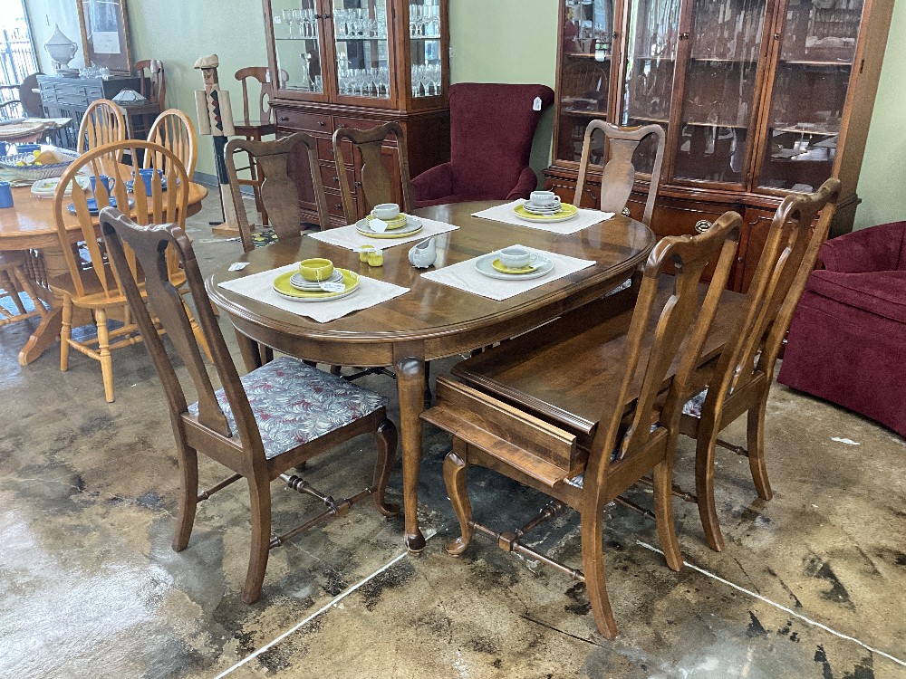 Watter of Warren Table w/ 6 Chairs & 2 Leaves