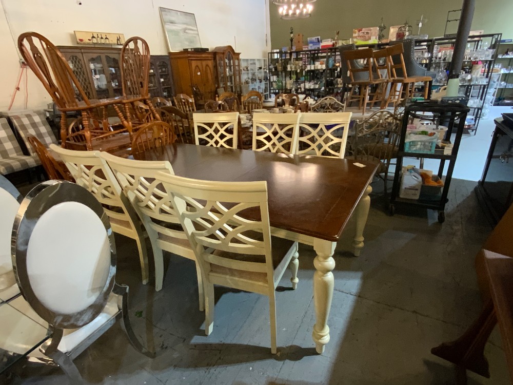 Table w/ 6 Chairs