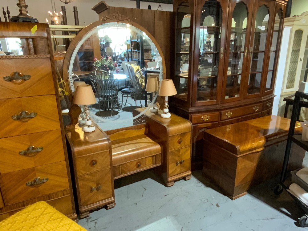 Vtg Wood Vanity w/ 2 White Glass Lamps