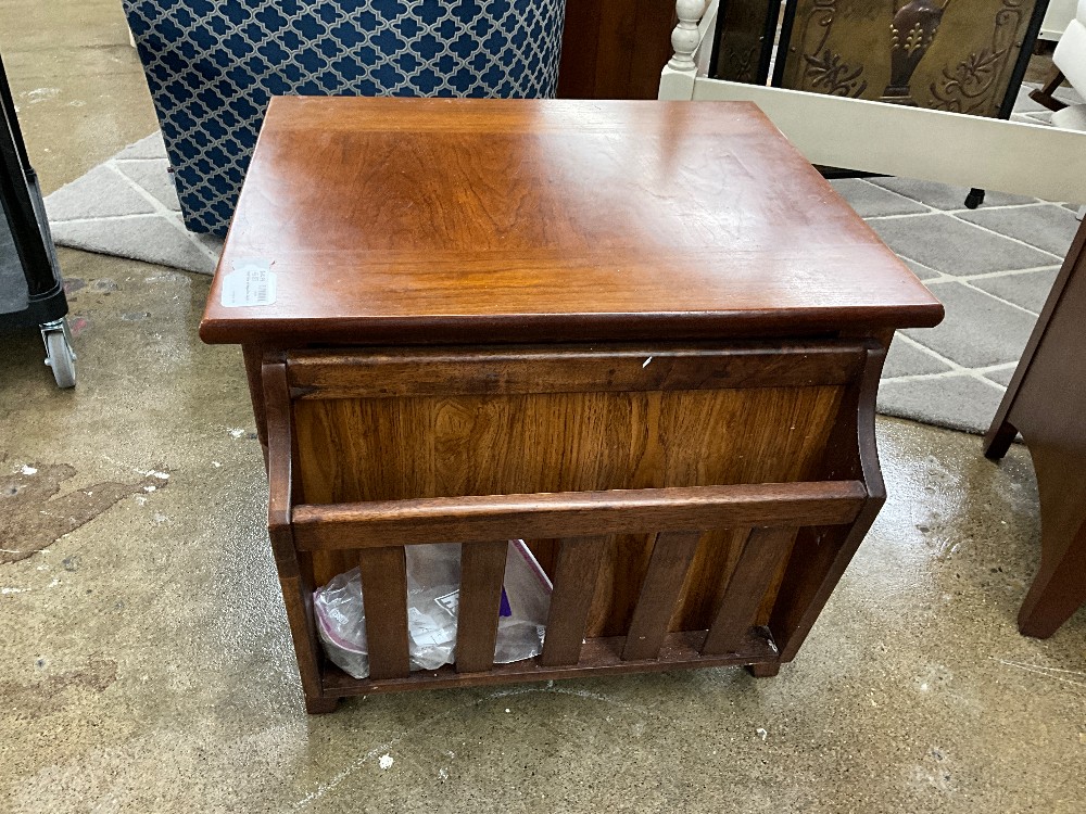 End Table w/ Magazine Rack