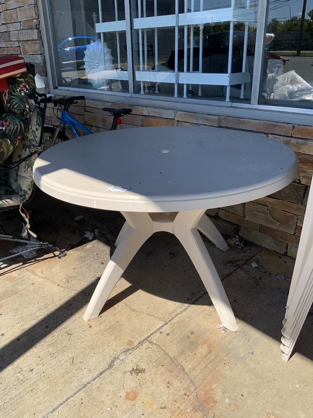White Plastic Table With 6 Chairs