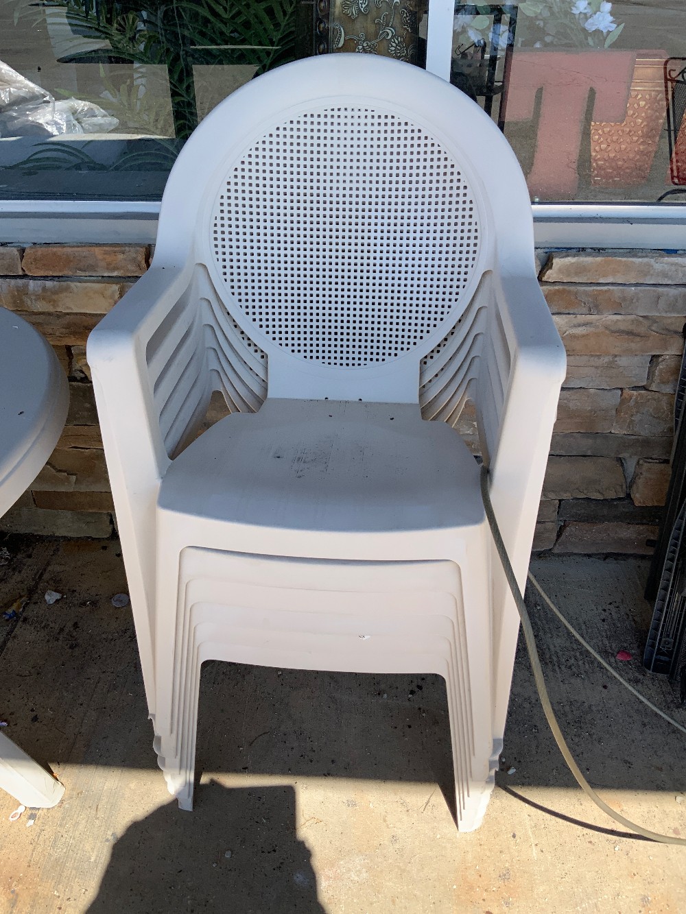 White Plastic Table With 6 Chairs