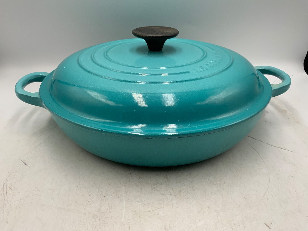 Le Crueset 26 Inch Cast Iron With Lid