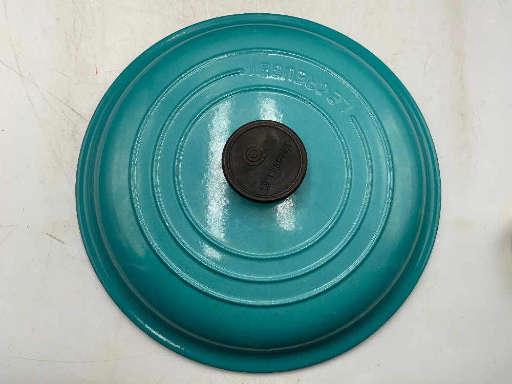 Le Crueset 26 Inch Cast Iron With Lid