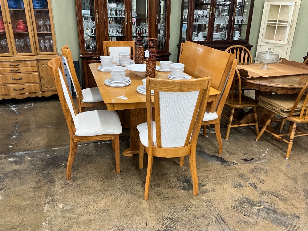 Dinning Table With 6 Chairs and Leaf