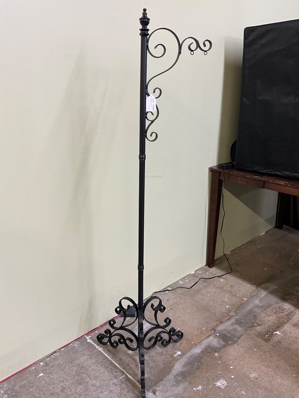 Black Standing Post