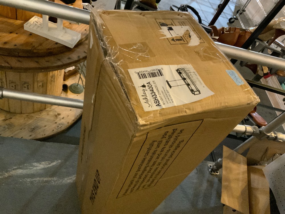 New Harbour 4-Light Chandelier In Box