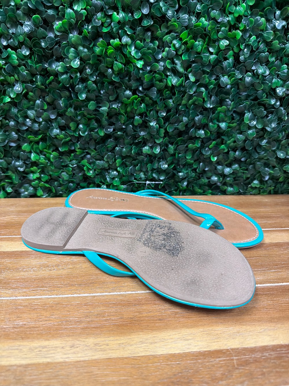 American Eagle Flip Flops sz 7