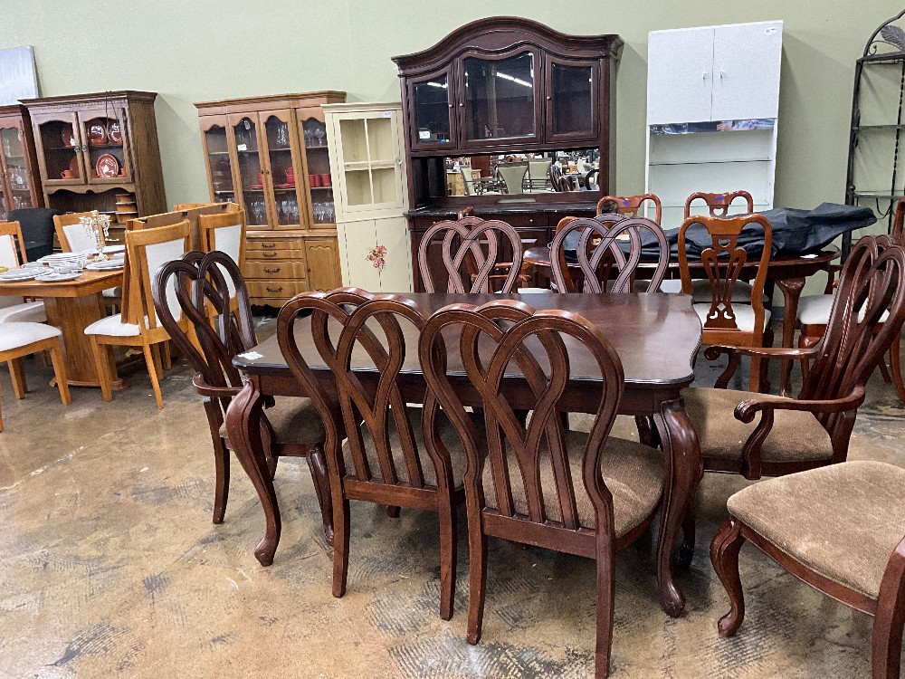 Furniture Fair Table w/ 8 Chairs & 2 Leaves