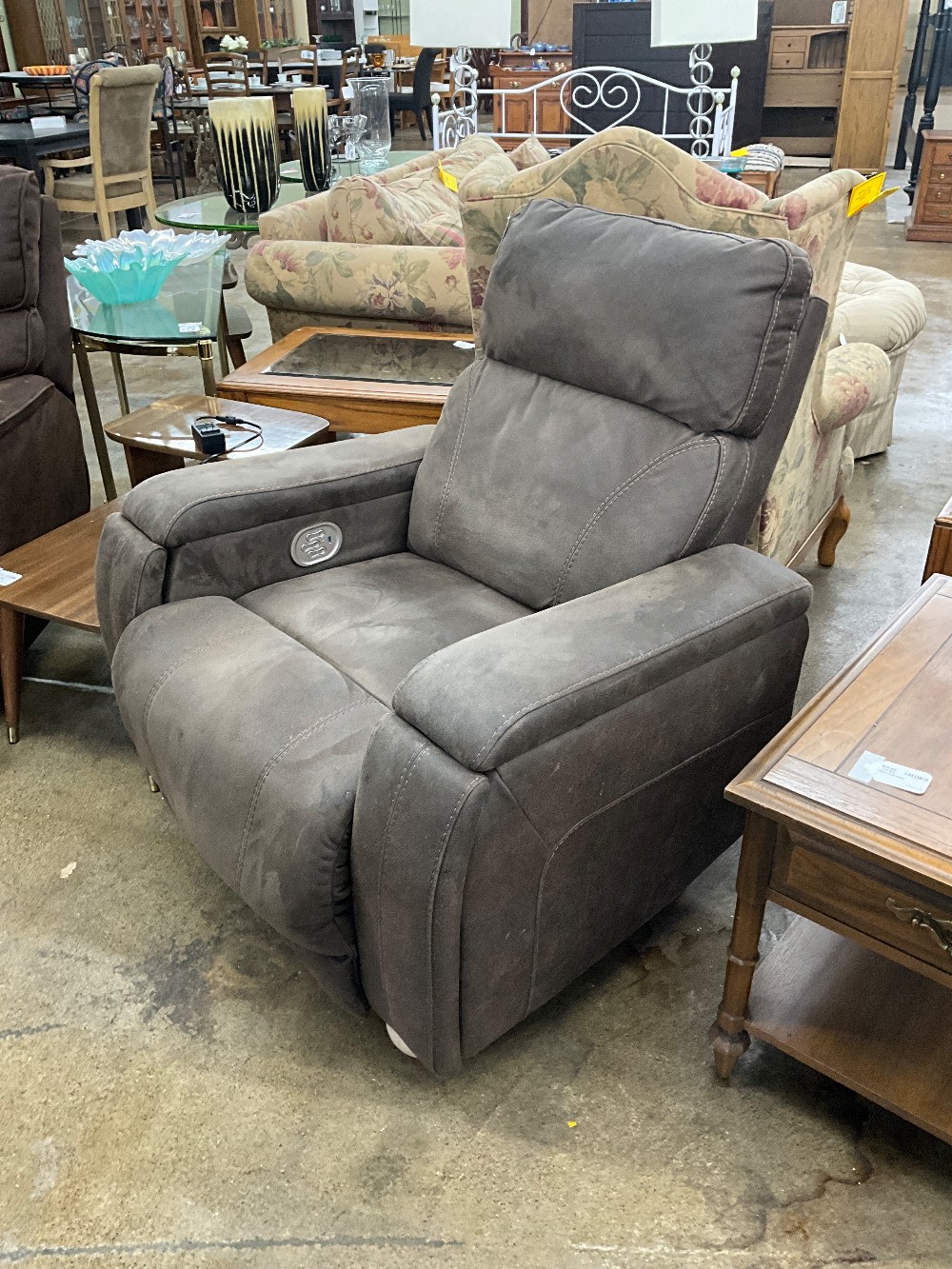 Brown Electric Recliner w/ Cup Holder