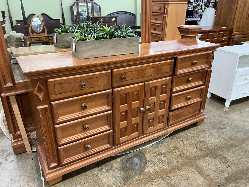 Light Wood Dresser w Mirror