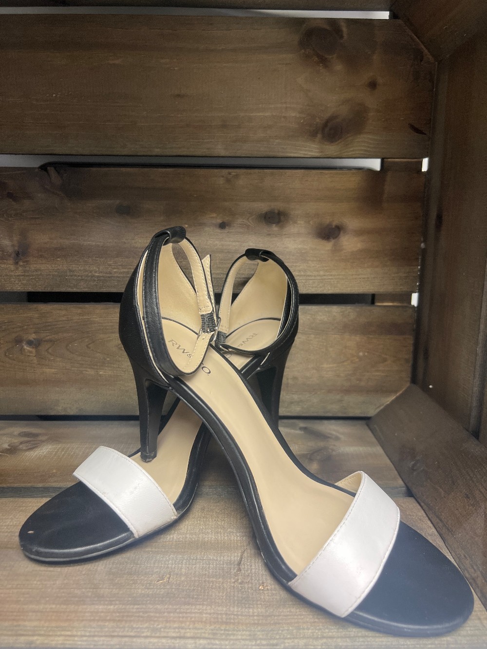 Black/White strap sandal
